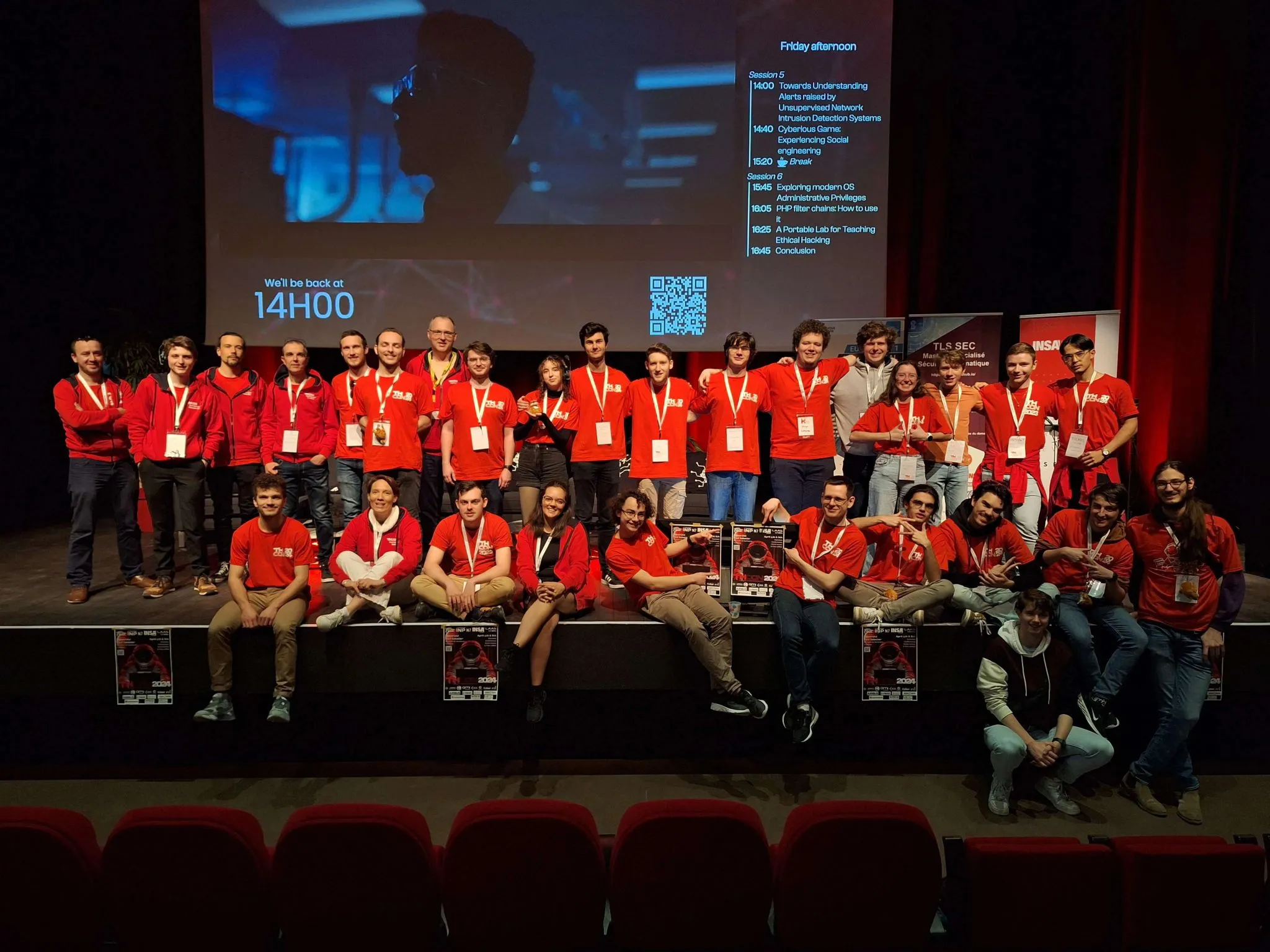 Picture of the volunteers at the end of the conferences